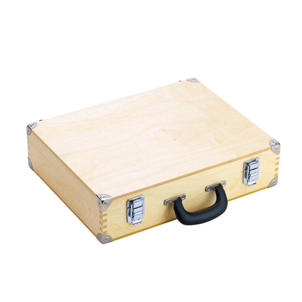 Holzkoffer in Sperrholzausführung mit Klappdeckel, Oberfläche transparent lackiert, mit geschraubten Verschlüssen, Griff und Metallecken