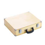 Holzkoffer in Sperrholzausführung mit Klappdeckel, Oberfläche transparent lackiert, mit geschraubten Verschlüssen, Griff und Metallecken