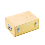 Holzkasten in Sperrholzausführung mit Klappdeckel, Oberfläche transparent lackiert, mit geschraubten Verschlüssen und Kistengriffen