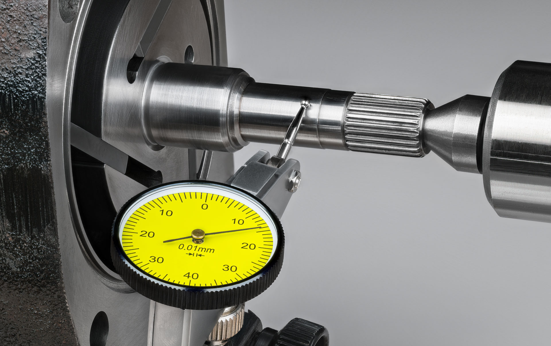 Dreher Holzerzeugnisse Messtechnik shutterstock 2434859479