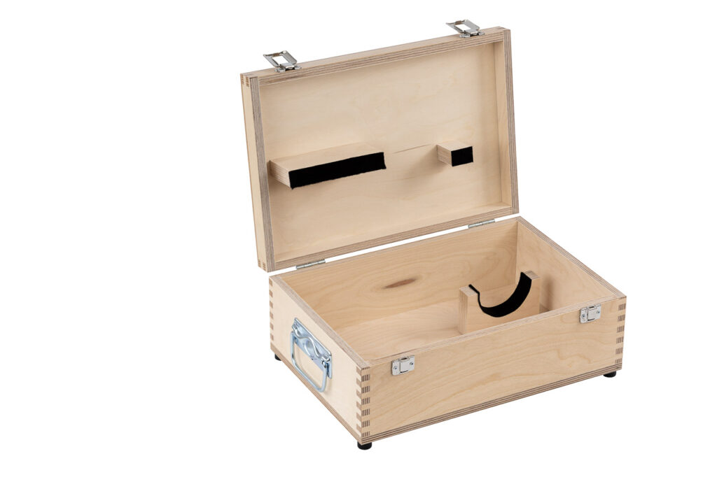 Holzkasten in Sperrholzausführung mit Klappdeckel, Oberfläche transparent lackiert, mit geschraubten Verschlüssen und Kistengriffen, mit Filz beklebten Holzstegen