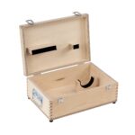 Holzkasten in Sperrholzausführung mit Klappdeckel, Oberfläche transparent lackiert, mit geschraubten Verschlüssen und Kistengriffen, mit Filz beklebten Holzstegen