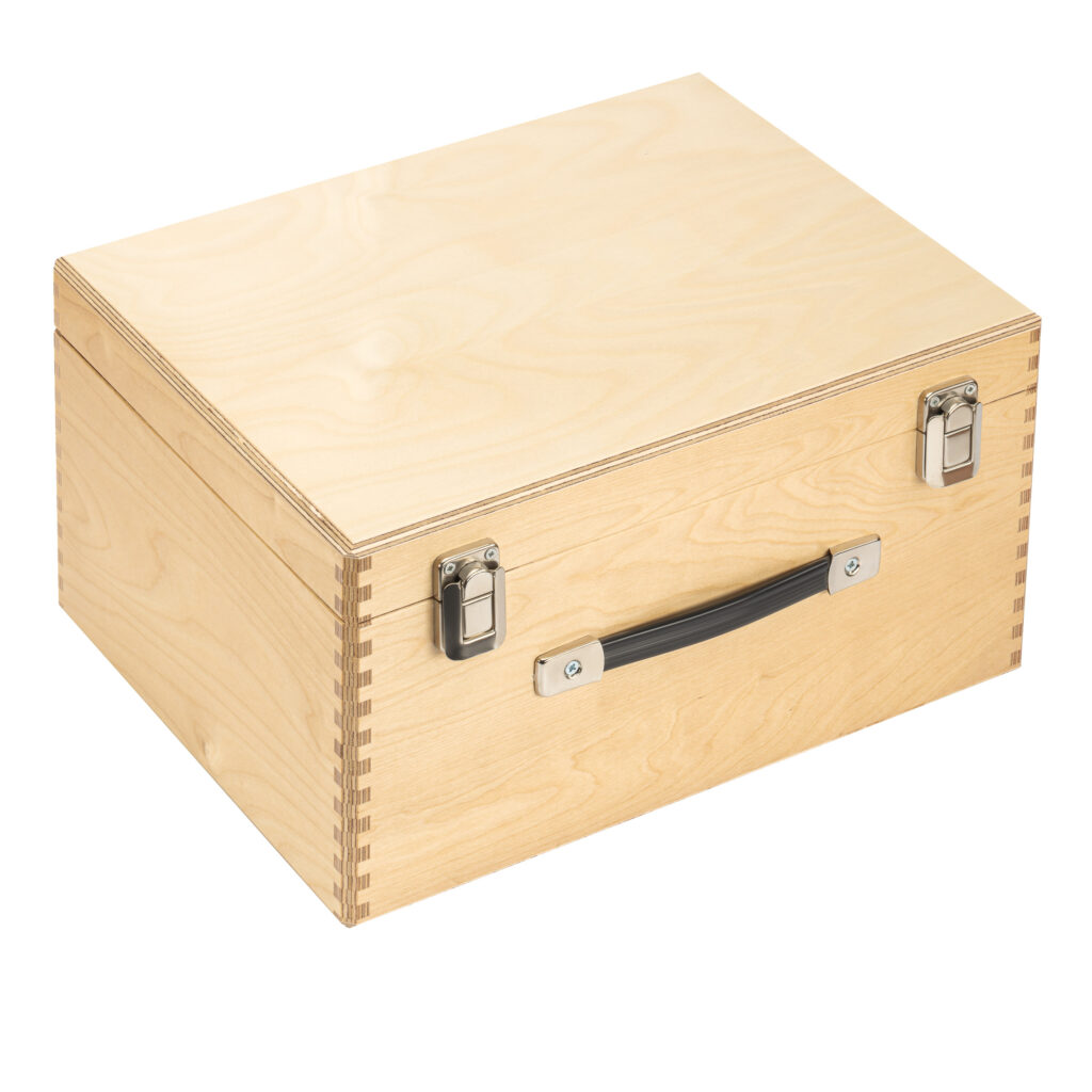Holzkoffer in Sperrholzausführung mit Klappdeckel, Oberfläche transparent lackiert, mit geschraubten Verschlüssen und Griff