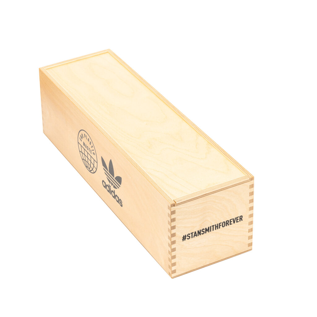 Holzkasten in Sperrholzausführung mit Schiebedeckel, Oberfläche transparent lackiert, Seiten mit Siebdruck