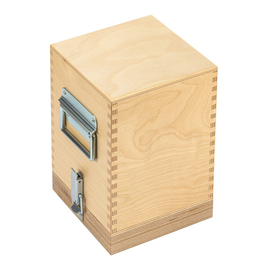 Holzkasten in Sperrholzausführung mit Stülpdeckel, Oberfläche transparent lackiert, mit geschraubten Verschlüssen und Kistengriffen, Unterteil mit Einfräsungen