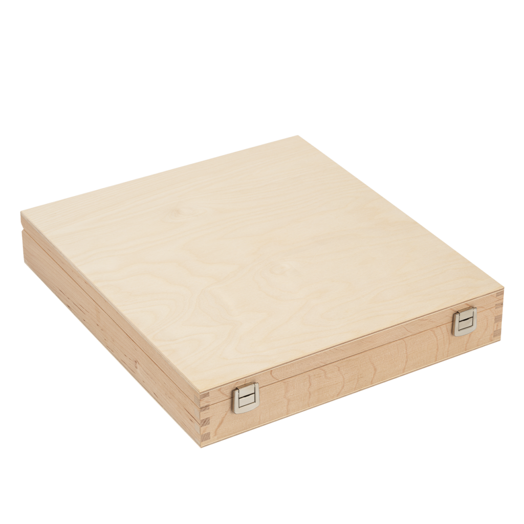 Holzkasten in Massivholzausführung mit Klappdeckel, Oberfläche sauber geschliffen, mit eingepressten Verschlüssen, mit veloursbezogener Einlage und Aushebeband